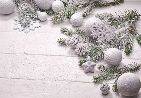 Ramas Nevadas Del Árbol Navidad Con Decoraciones Fondo Mesa —  Fotos de Stock