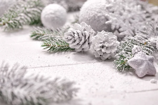 Besneeuwde Kerstboom Takken Met Decoraties Tafel Achtergrond — Stockfoto