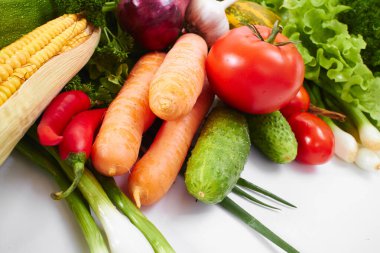 Beyaz arka planda izole edilmiş taze sebzeler, yakın görüş