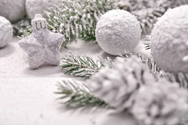 Ramas Nevadas Del Árbol Navidad Con Decoraciones Fondo Mesa —  Fotos de Stock