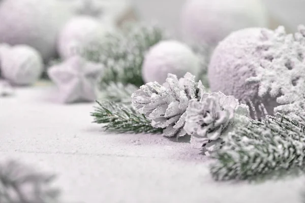 テーブルの上に装飾が施された雪のクリスマスツリーの枝 — ストック写真