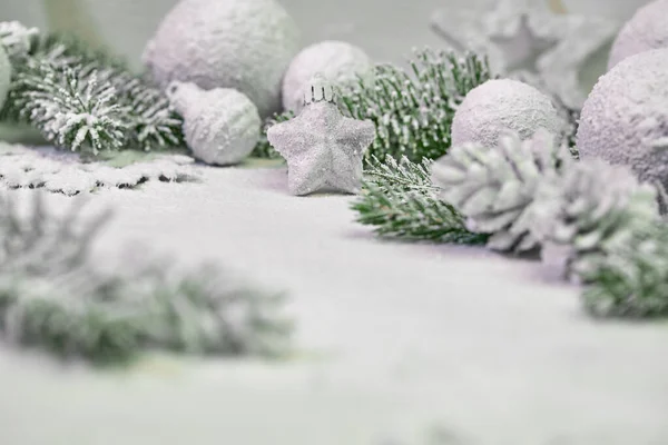 Śnieżne Gałęzie Choinkowe Dekoracjami Tle Stołu — Zdjęcie stockowe