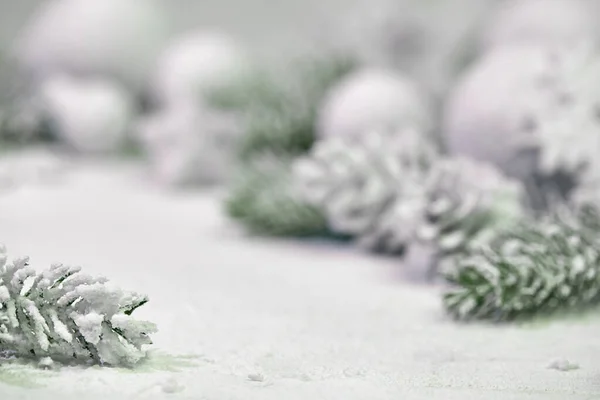 Snöiga Julgran Grenar Med Dekorationer Bordet Bakgrund — Stockfoto
