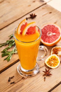 Ahşap arka planda portakallı kış içeceği.