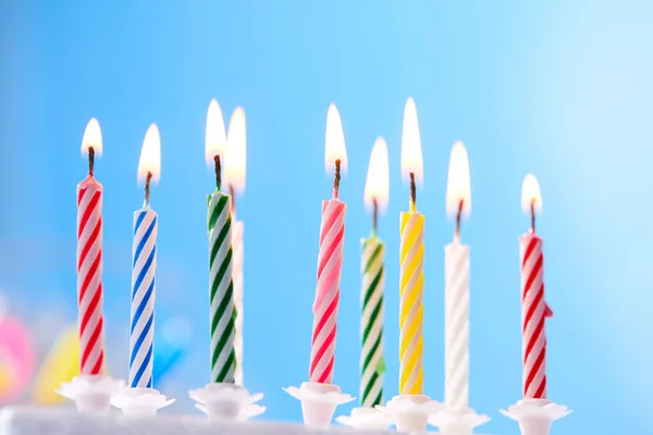 Velas Cumpleaños Coloridas Sobre Fondo Azul — Foto de Stock