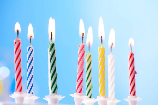 Velas Cumpleaños Coloridas Sobre Fondo Azul — Foto de Stock