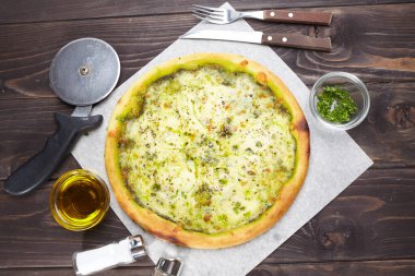 Sıcak, lezzetli bir pizza, yakın görüş.  