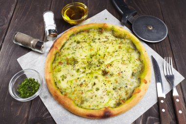 Sıcak, lezzetli bir pizza, yakın görüş.  