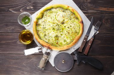 Sıcak, lezzetli bir pizza, yakın görüş.  