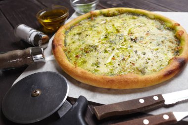 Sıcak, lezzetli bir pizza, yakın görüş.  