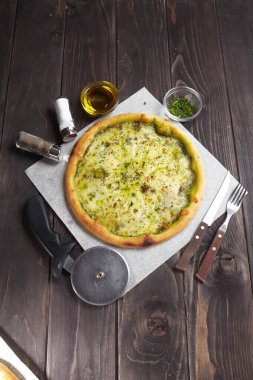 Sıcak, lezzetli bir pizza, yakın görüş.  