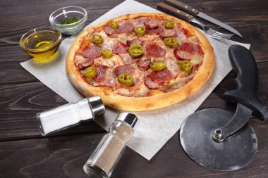 Sıcak, lezzetli bir pizza, yakın görüş.  