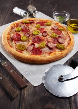 Sıcak, lezzetli bir pizza, yakın görüş.  