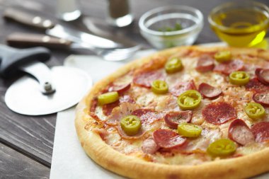 Sıcak, lezzetli bir pizza, yakın görüş.  