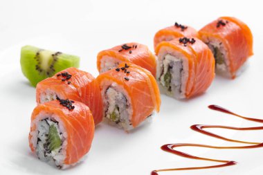 Beyaz arka planda izole edilmiş lezzetli suşi, yakın görünüm