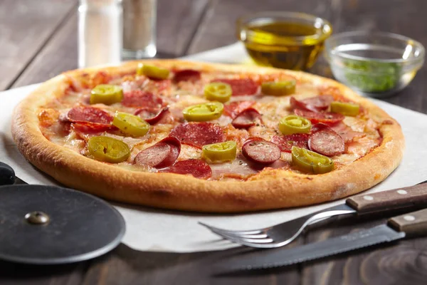 Hete Smakelijke Pizza Tafel Dichtbij Uitzicht — Stockfoto