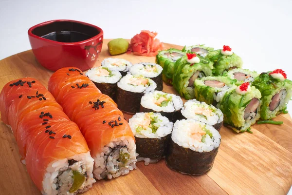 Sabroso Sushi Tabla Cortar Madera Vista Cercana — Foto de Stock