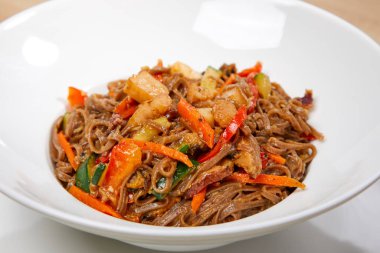 Beyaz kasede tavuklu erişte, yakın görüş. 