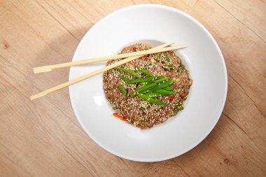 Beyaz kasede sebzeli şehriye, yakın görüş.