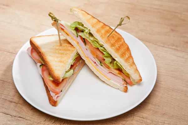 Sandwiches Mit Schinken Auf Weißem Teller Nahsicht — Stockfoto