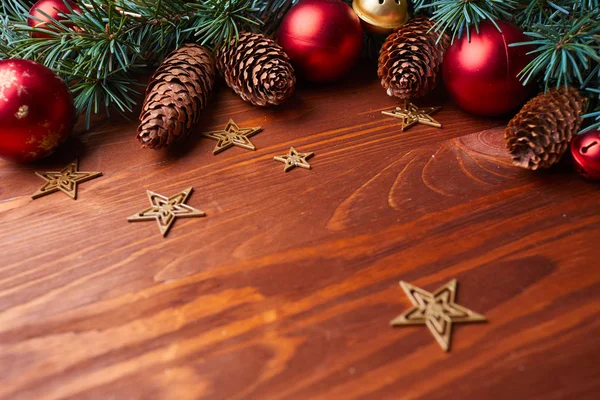 Ghirlanda Natale Con Palline Rosse Dorate Sfondo Legno Vista Vicino — Foto Stock