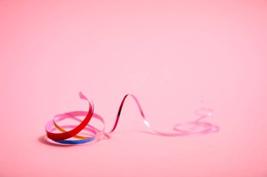 pembe arka plan üzerinde tatil renkli kurdeleler