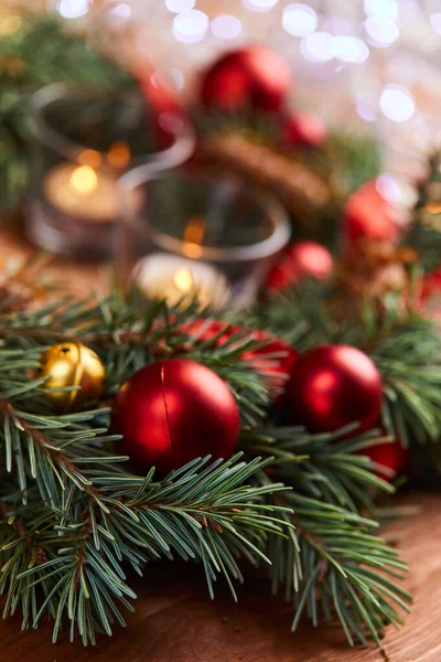 赤いボールと金色のボールのクリスマスリース — ストック写真