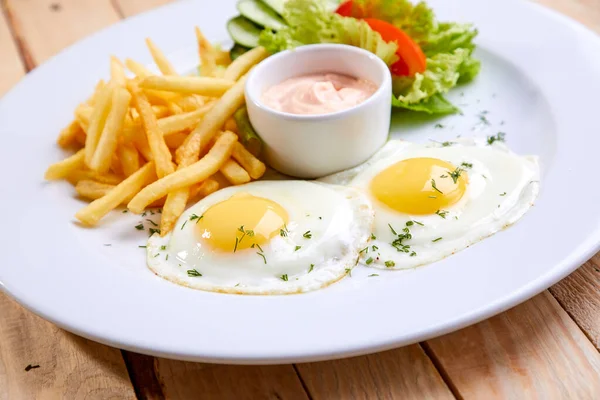 Ontbijt Met Frietjes Gebakken Eieren Wit Bord Close — Stockfoto