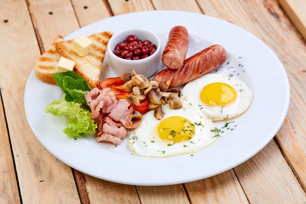 Desayuno Con Salchichas Huevos Fritos Plato Blanco Primer Plano —  Fotos de Stock