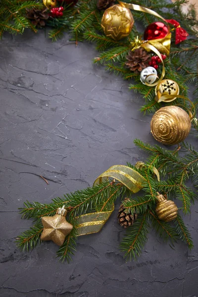 Decoração Natal Com Bolas Douradas Fundo Cinza Vista Próxima — Fotografia de Stock