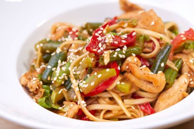 Beyaz kasede tavuklu erişte, yakın görüş. 