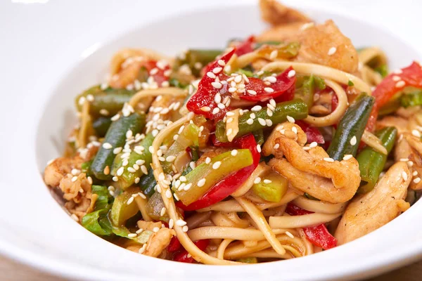 Beyaz kasede tavuklu erişte, yakın görüş. 