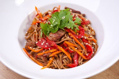 Beyaz plaka üzerinde sebze ile soba noodle, yakın çekim 