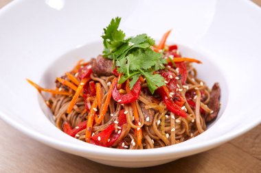 Beyaz plaka üzerinde sebze ile soba noodle, yakın çekim 