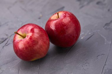 Gri arkaplanda kırmızı elmalar, yakın görünüm