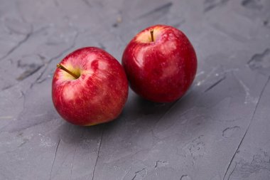 Gri arkaplanda kırmızı elmalar, yakın görünüm