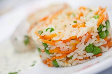 Beyaz tabakta sebzeli pilav, yakın görüş.