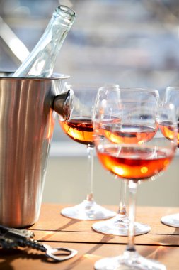 bardak şarap yat yüzeyi parlak güneş ışığı altında