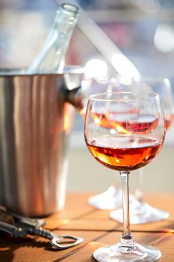 bardak şarap yat yüzeyi parlak güneş ışığı altında