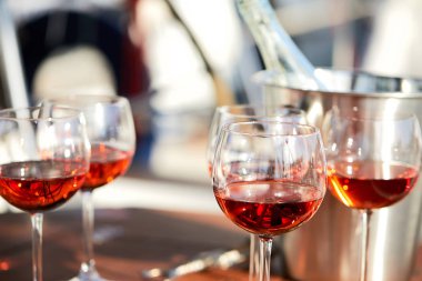 bardak şarap yat yüzeyi parlak güneş ışığı altında