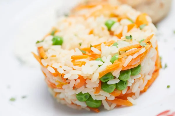 Riz Aux Légumes Sur Assiette Blanche Vue Rapprochée — Photo