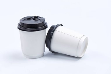 Beyaz arkaplanda izole edilmiş kahve fincanları, yakın görüş