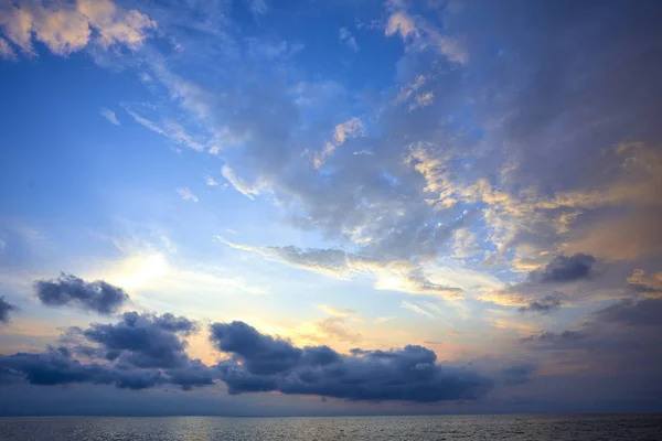 日出时日落映衬在海面上的风景画 — 图库照片