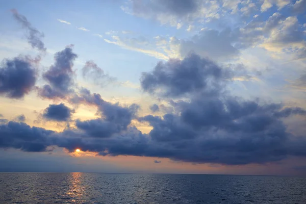 Malerischer Blick Auf Den Sonnenuntergang Über Dem Meer Bei Sonnenaufgang — Stockfoto