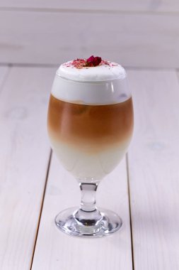 Ahşap arka planda gül rengi latte.