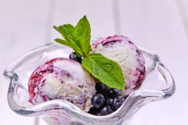 Dondurma topları bardakta taze böğürtlen, yakın görüş.