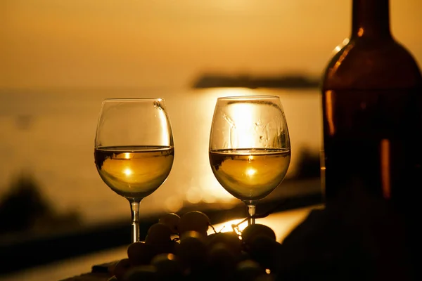 Due Bicchieri Con Vino Bottiglia Durante Tramonto — Foto Stock