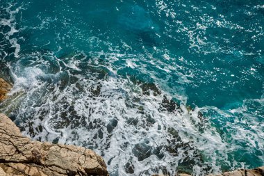 Koyu mavi deniz ve kayalar, üst manzara 