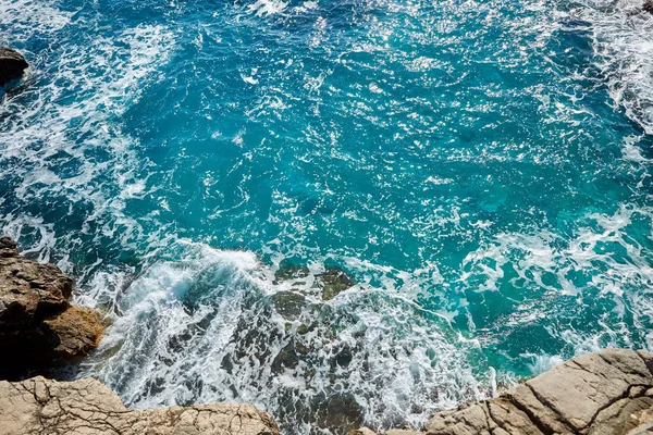 Темно Синее Море Скалы Солнечный День — стоковое фото