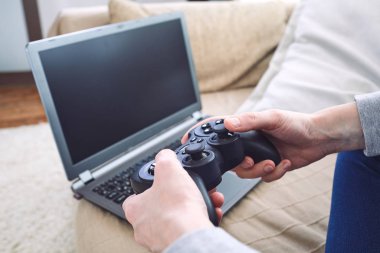 oyun çubuğu denetleyicileri süre iskambil video spor evde tutan adam